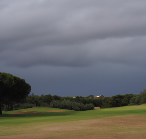 campo da golf con cielo nuvoloso