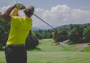 giocare a golf percorso collinare giocare a golf in percorso collinare con carrello da golf con sedile