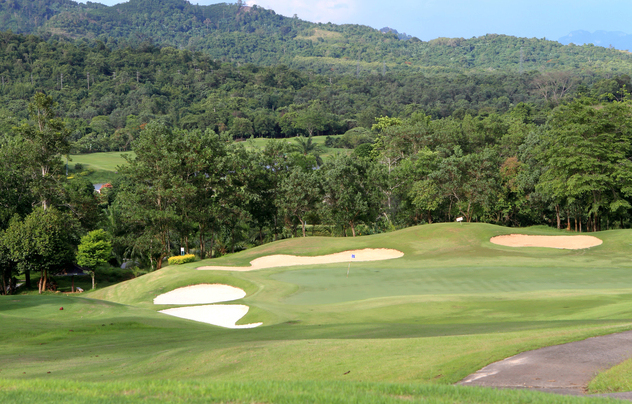 Campo da golf con percorso collinare